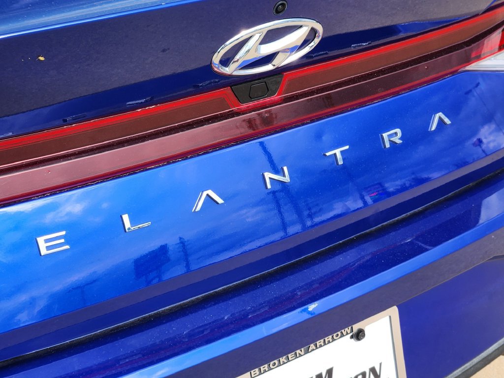 Used 2023 Hyundai Elantra SEL w/ Convenience Package FWD image 11