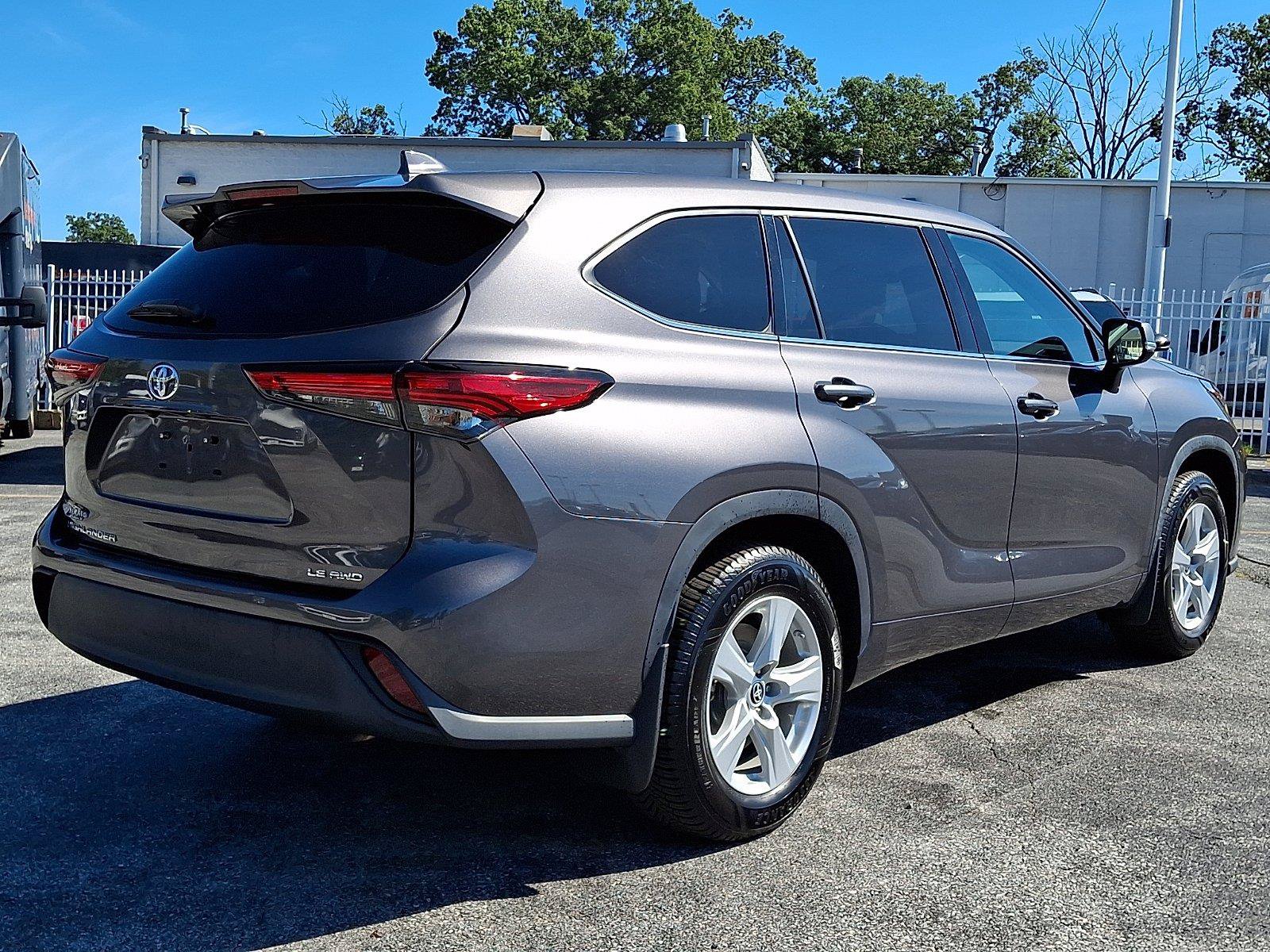Used 2021 Toyota Highlander LE AWD/4WD image 6