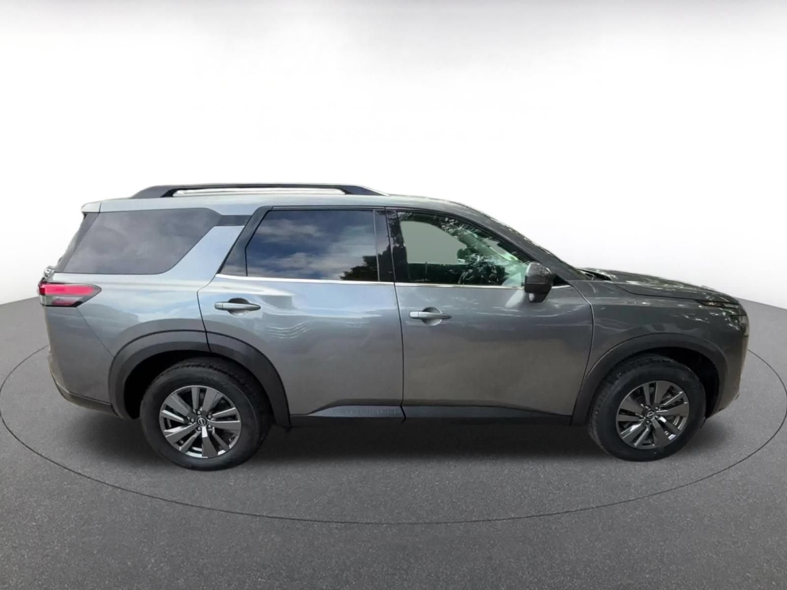 Used 2025 Nissan Pathfinder SV AWD/4WD image 15