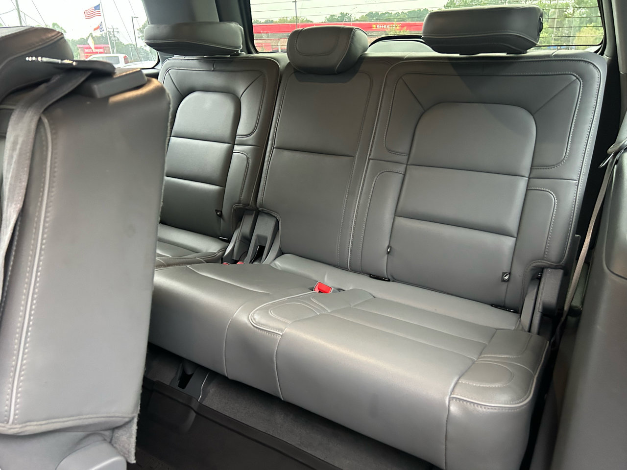 Used 2019 Lincoln Navigator Select image 13