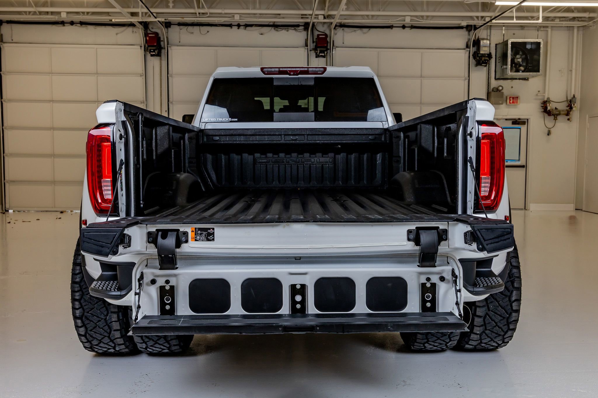 Used 2022 GMC Sierra 3500 Denali w/ Denali Ultimate Package AWD/4WD image 9