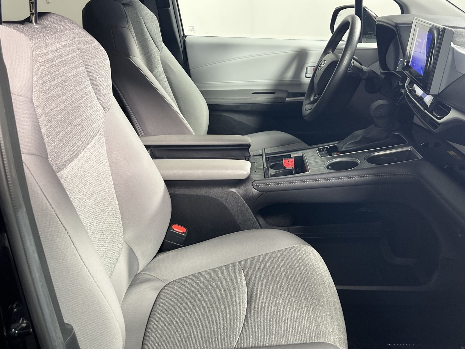 Used 2025 Toyota Sienna LE FWD image 28