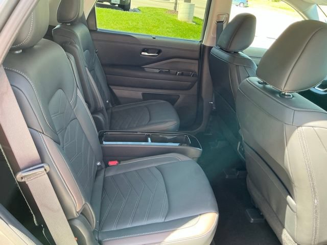 Used 2025 Nissan Pathfinder Platinum FWD image 19