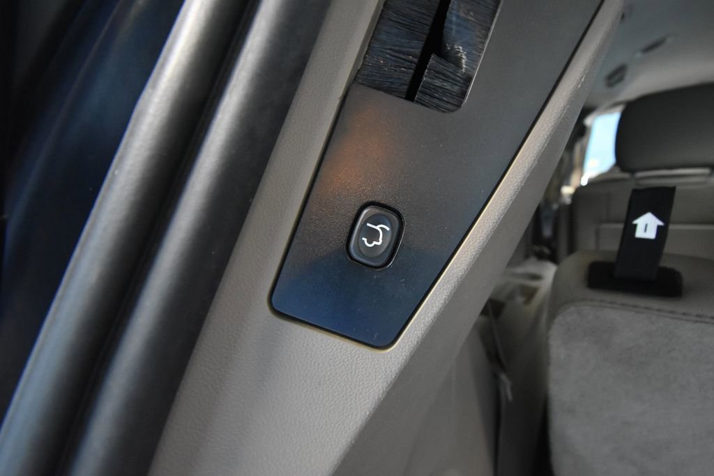 Used 2016 Chrysler Town & Country Touring FWD image 30