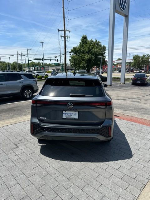 Used 2025 Volkswagen Tiguan SE R-Line AWD/4WD image 9