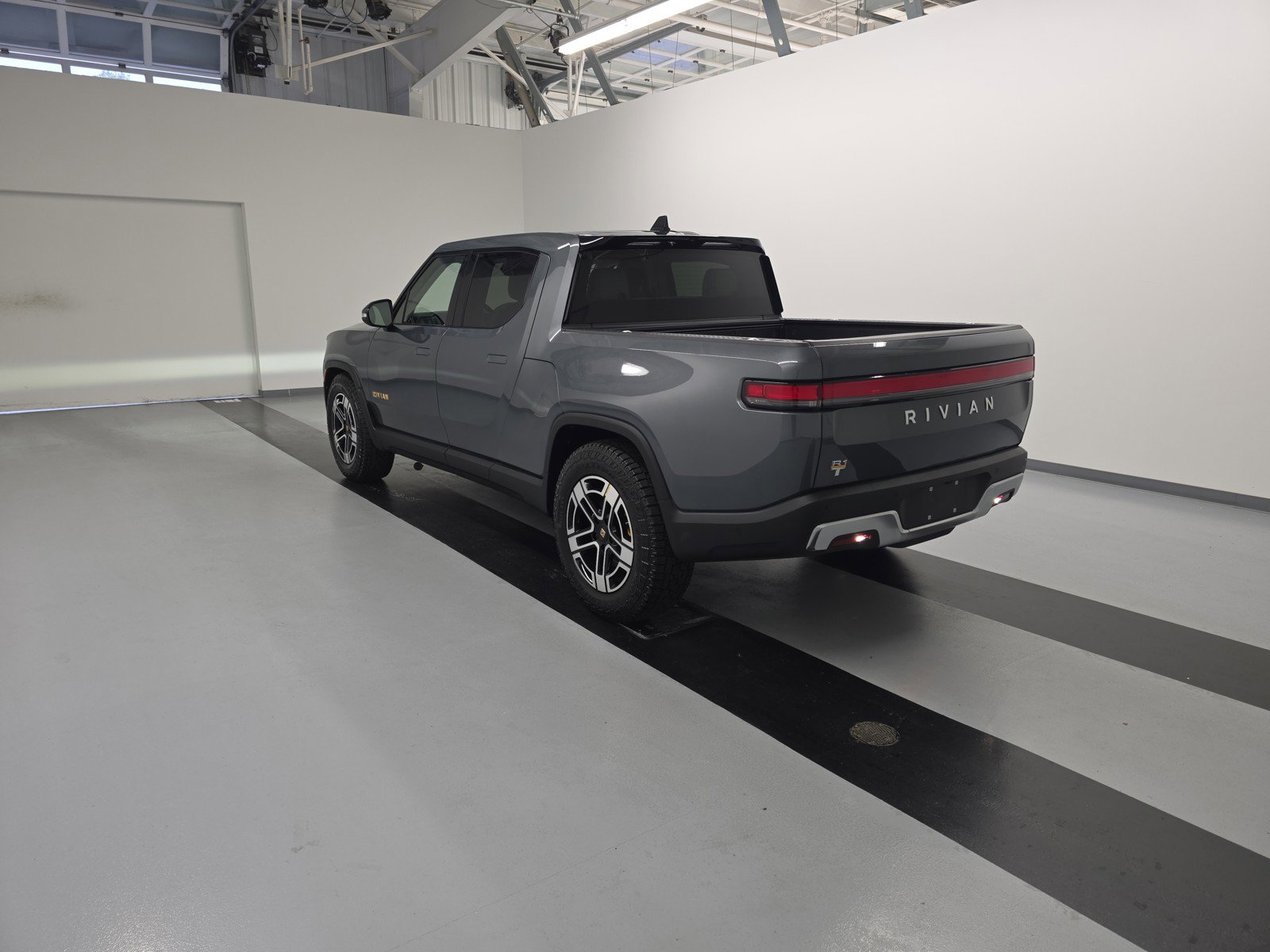 Used 2023 Rivian R1T Adventure image 3