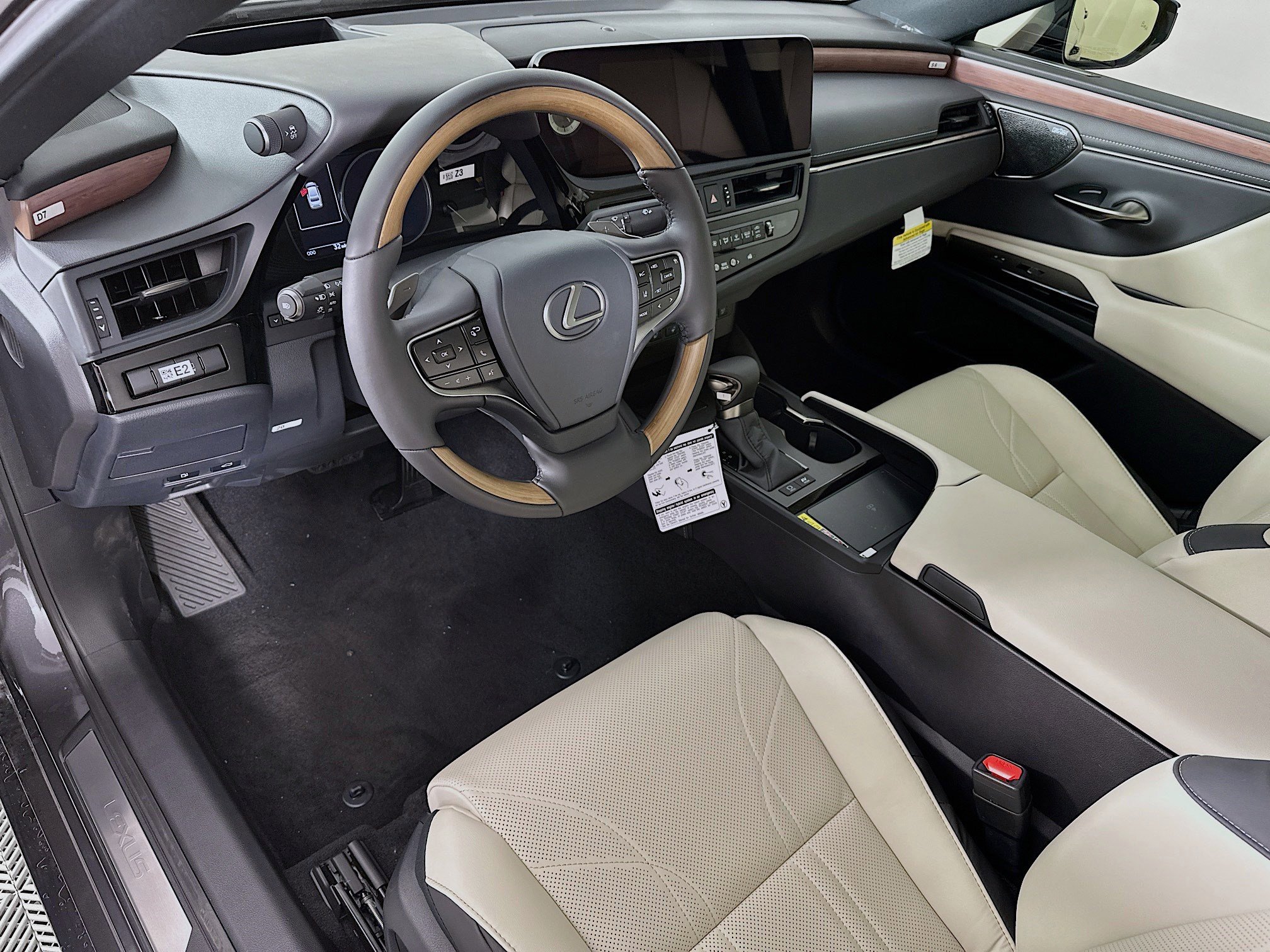 New 2025 Lexus ES 300h w/ Luxury Package image 9