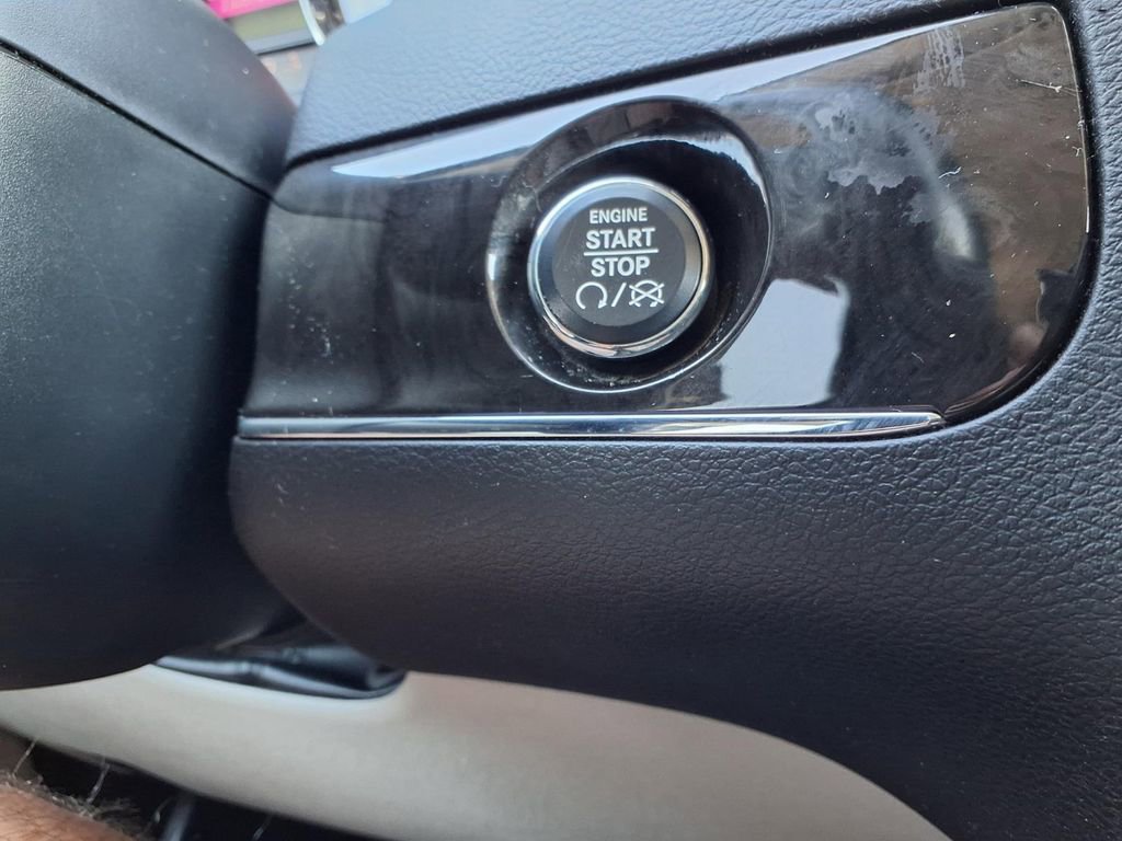 Used 2016 Chrysler Town & Country Touring w/ Driver Convenience Group FWD image 14