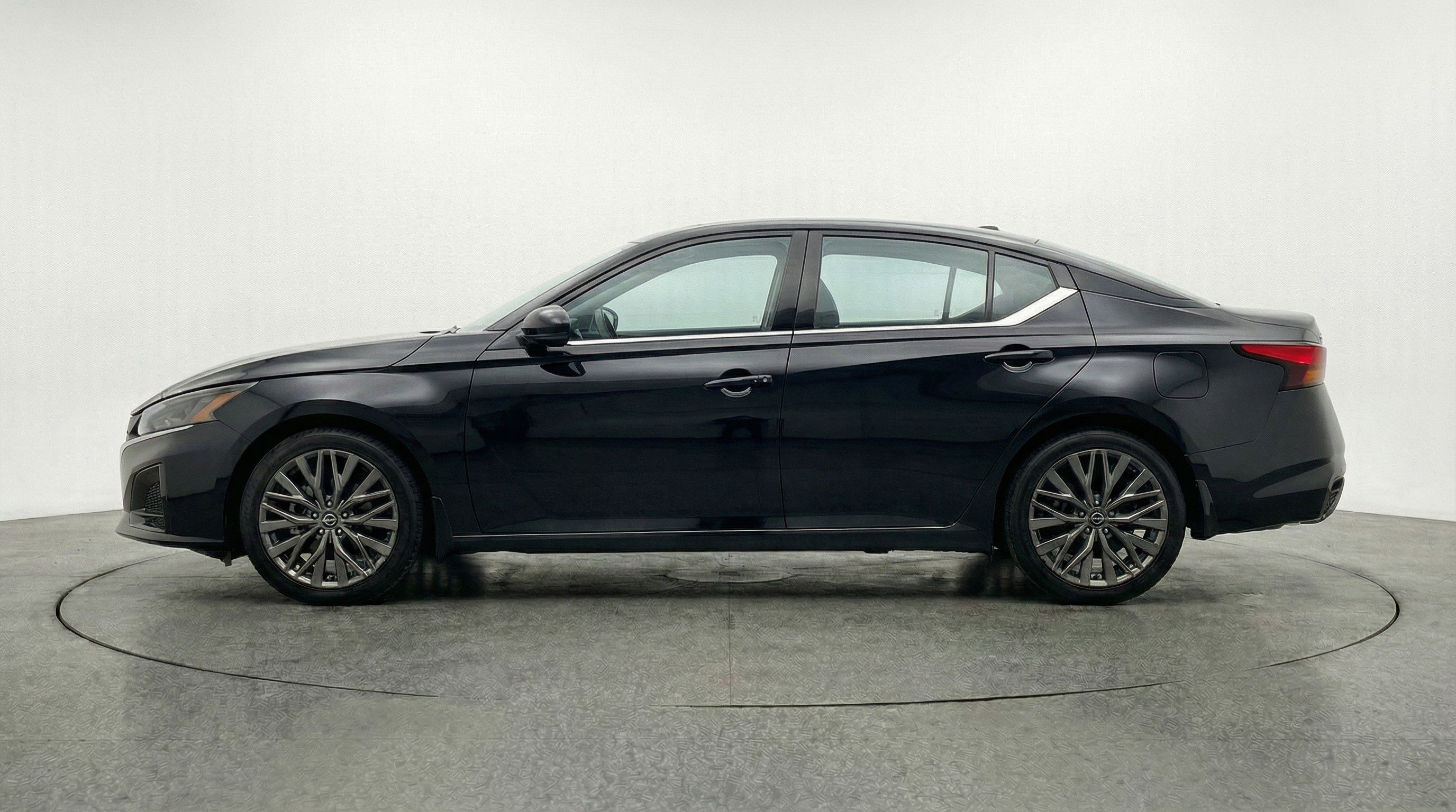 Used 2025 Nissan Altima 2.5 SV image 5