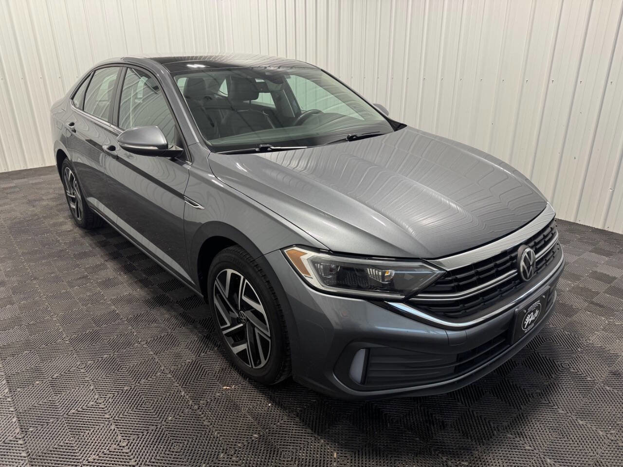 Used 2022 Volkswagen Jetta SEL FWD image 2
