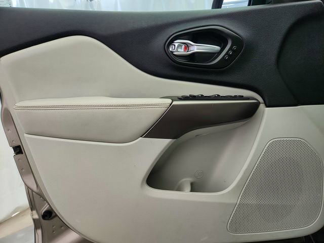 Used 2020 Jeep Cherokee Limited image 24