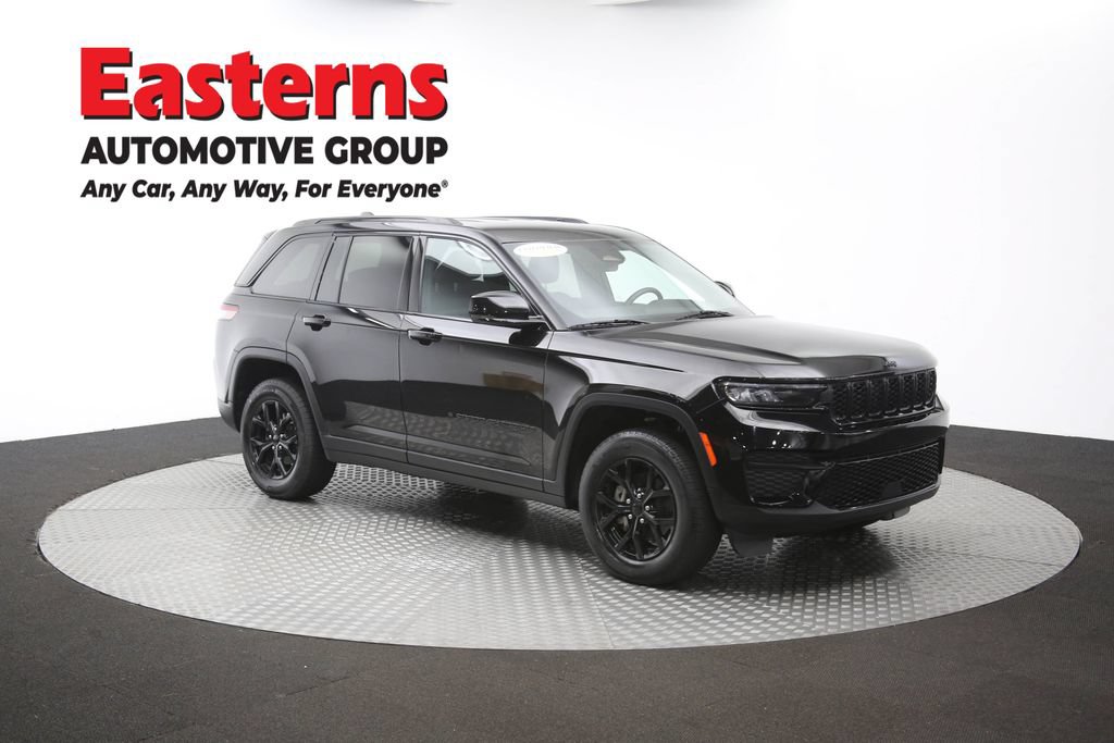Used 2025 Jeep Grand Cherokee Altitude AWD/4WD image 49