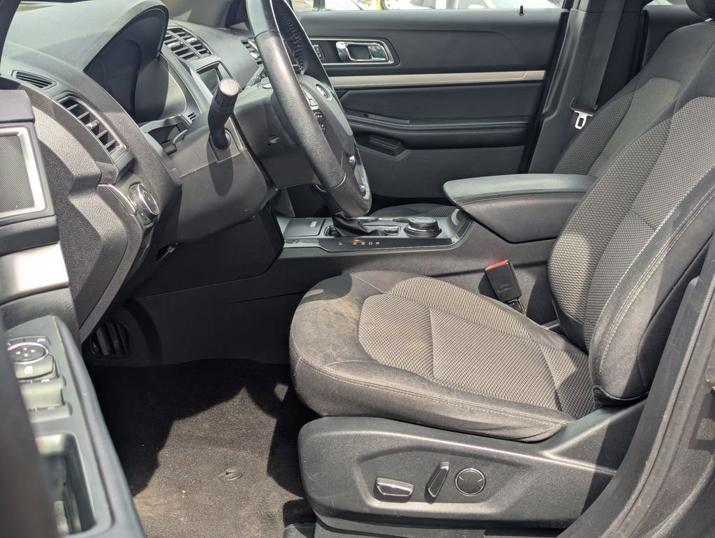 Used 2018 Ford Explorer XLT w/ Equipment Group 201A AWD/4WD image 11