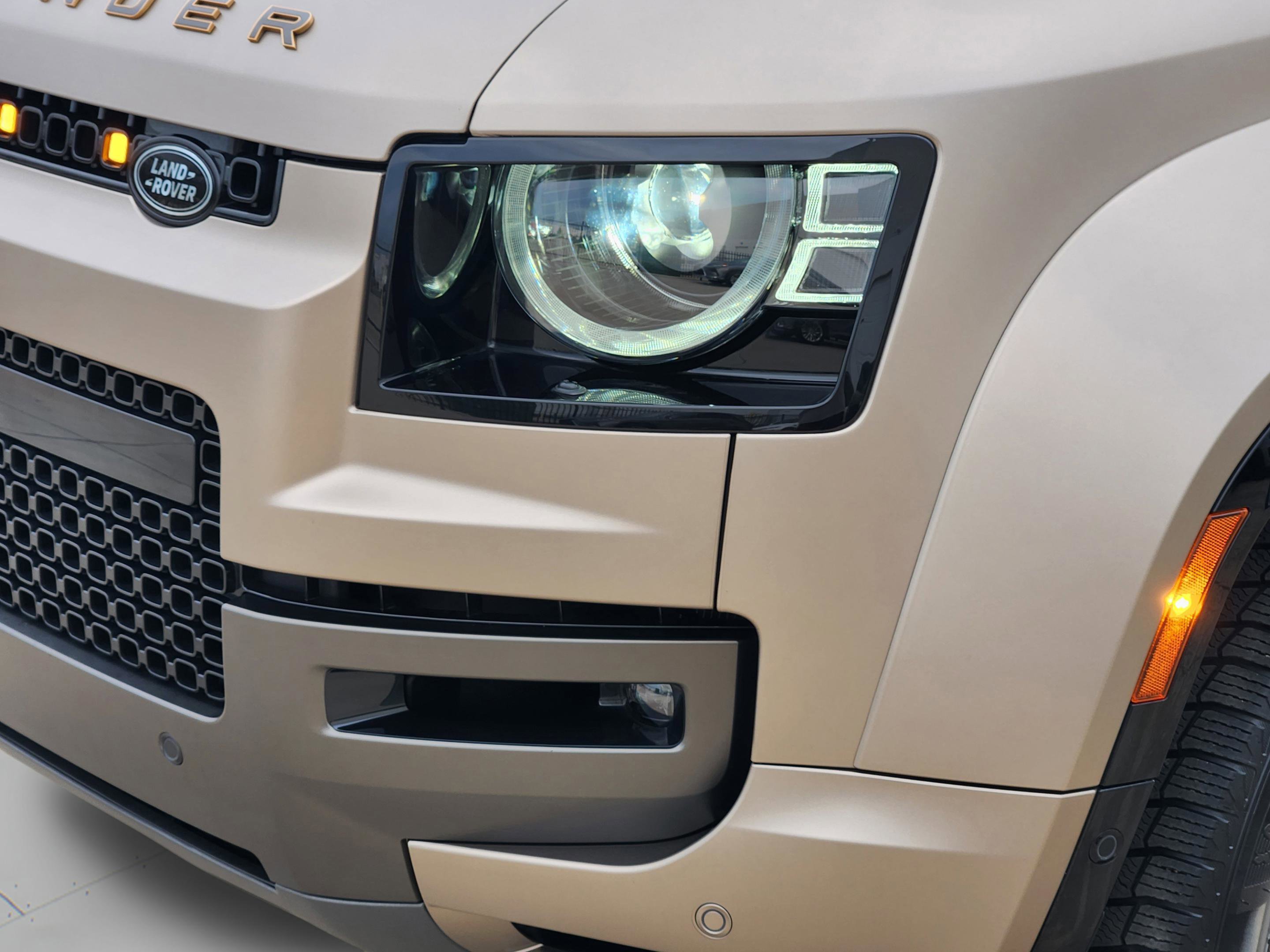 Used 2025 Land Rover Defender 110 image 31