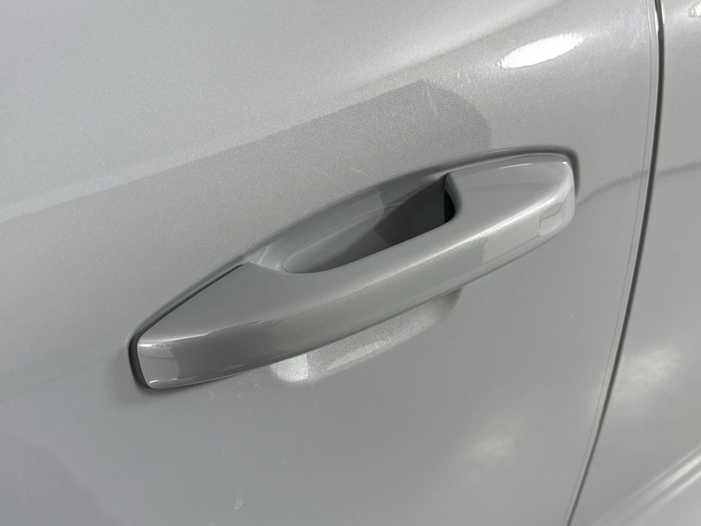 Used 2024 Volvo XC40 B5 Core image 12