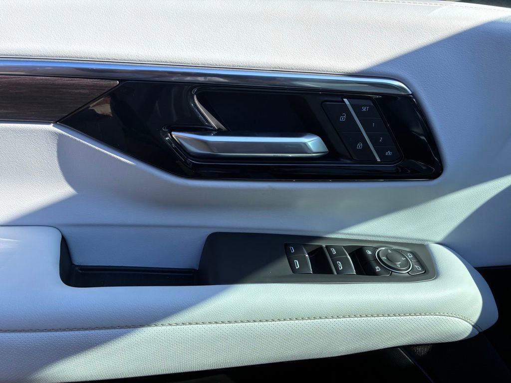 New 2026 Chevrolet Suburban Premier image 30