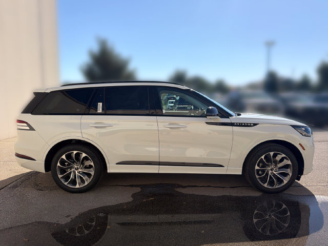 New 2026 Lincoln Aviator AWD w/ Jet Appearance Package image 4