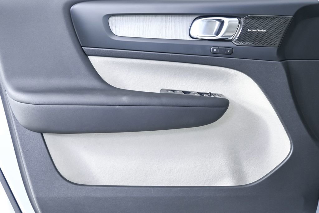 Certified 2024 Volvo XC40 B5 Plus w/ Protection Package Premier image 8