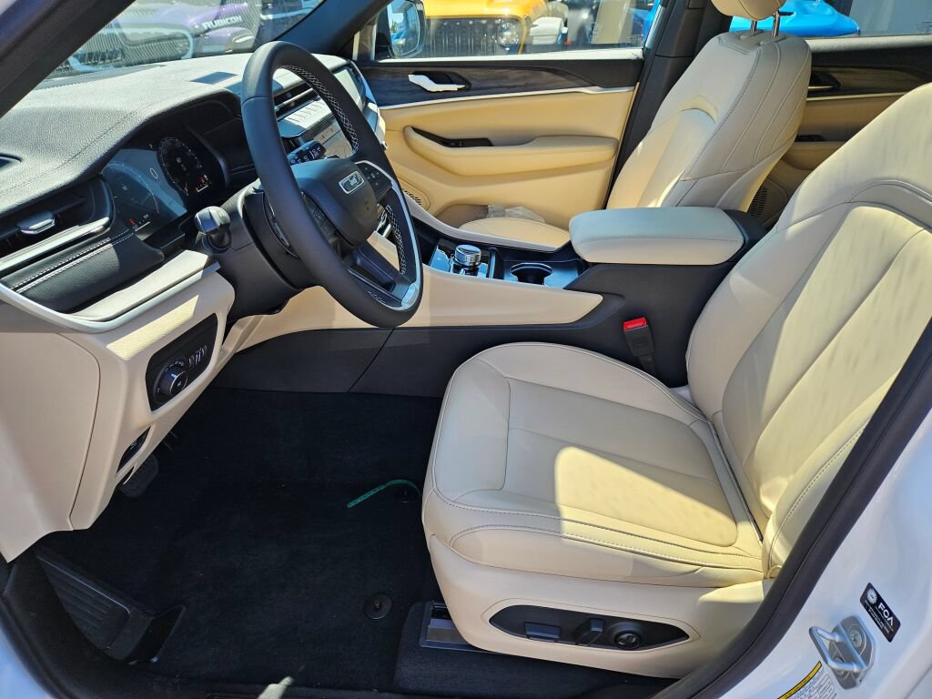 New 2026 Jeep Grand Cherokee Limited w/ Limited Altitude Package AWD/4WD image 16