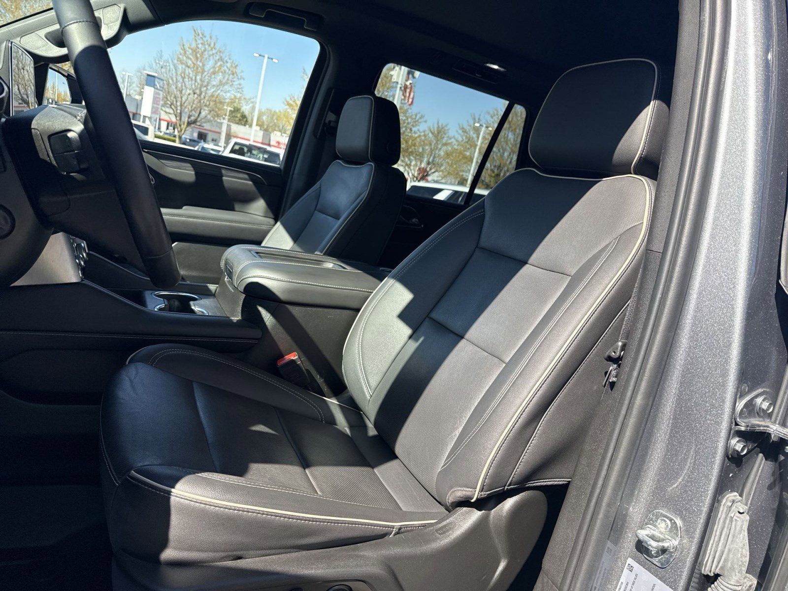 Used 2022 GMC Yukon SLT w/ SLT Premium Package image 13