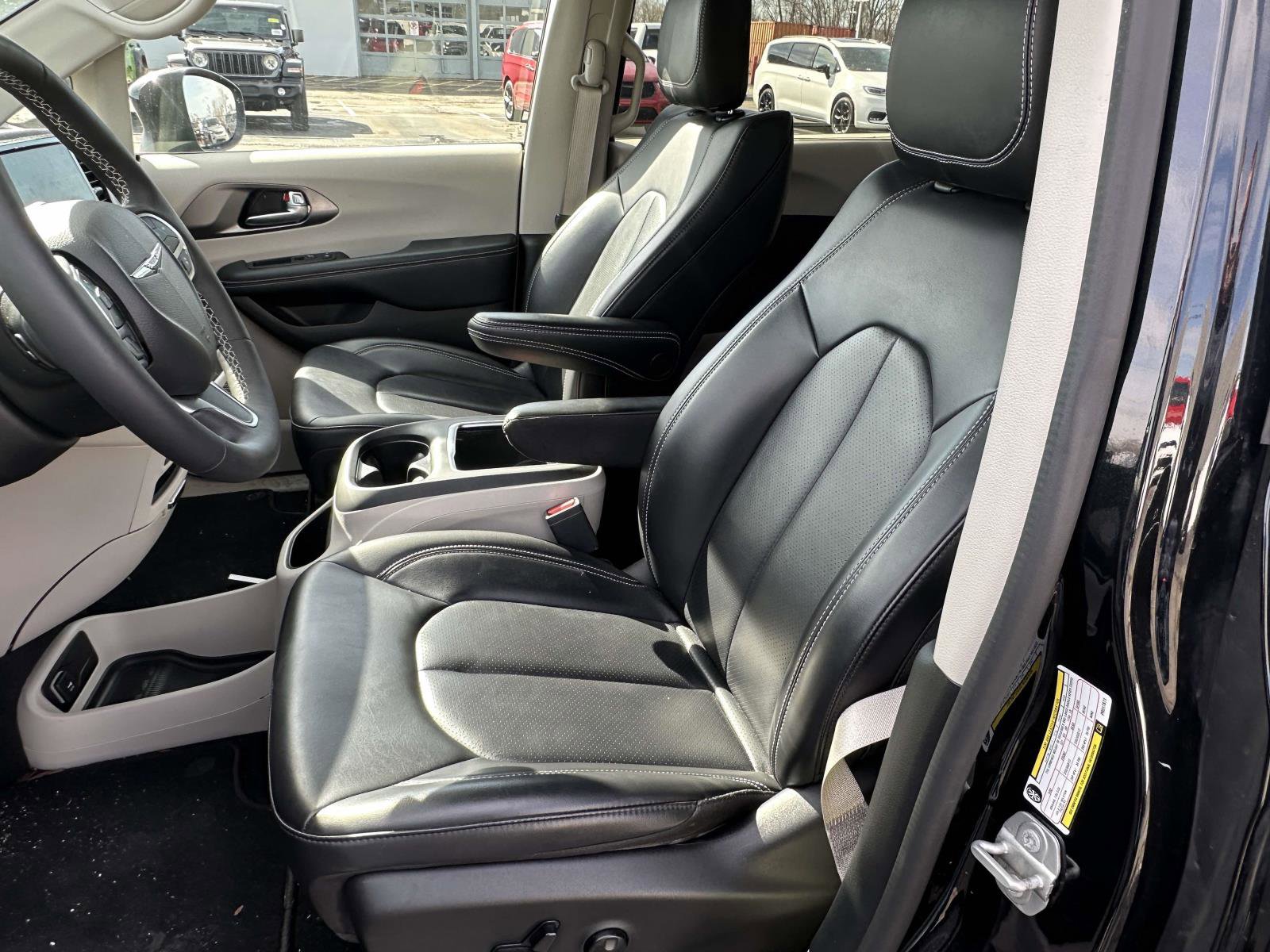 Used 2023 Chrysler Pacifica Touring-L image 18