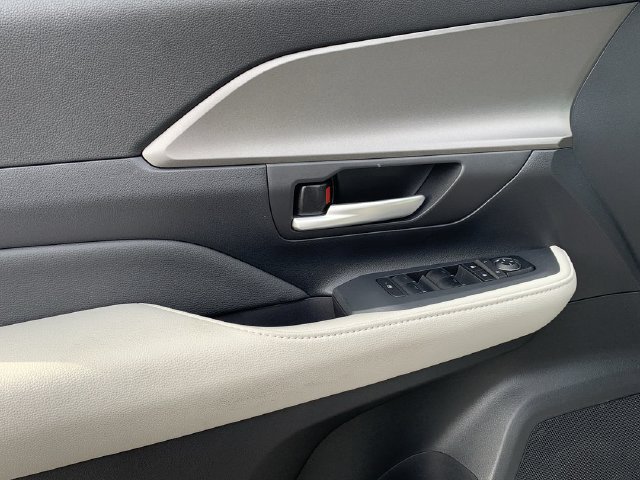 Used 2026 Toyota Grand Highlander XLE FWD image 17