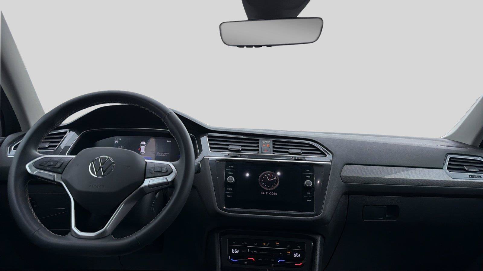 Used 2024 Volkswagen Tiguan SE w/ Panoramic Sunroof Package FWD image 9