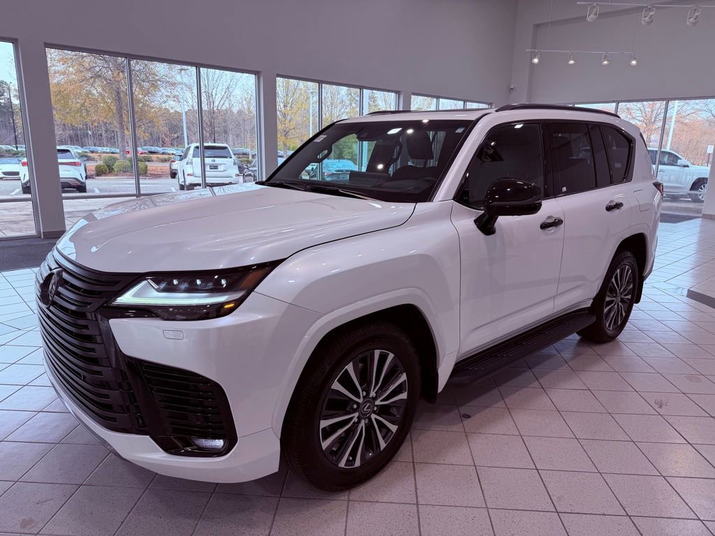 Used 2022 Lexus LX 600 4WD w/ Premium Package image 3