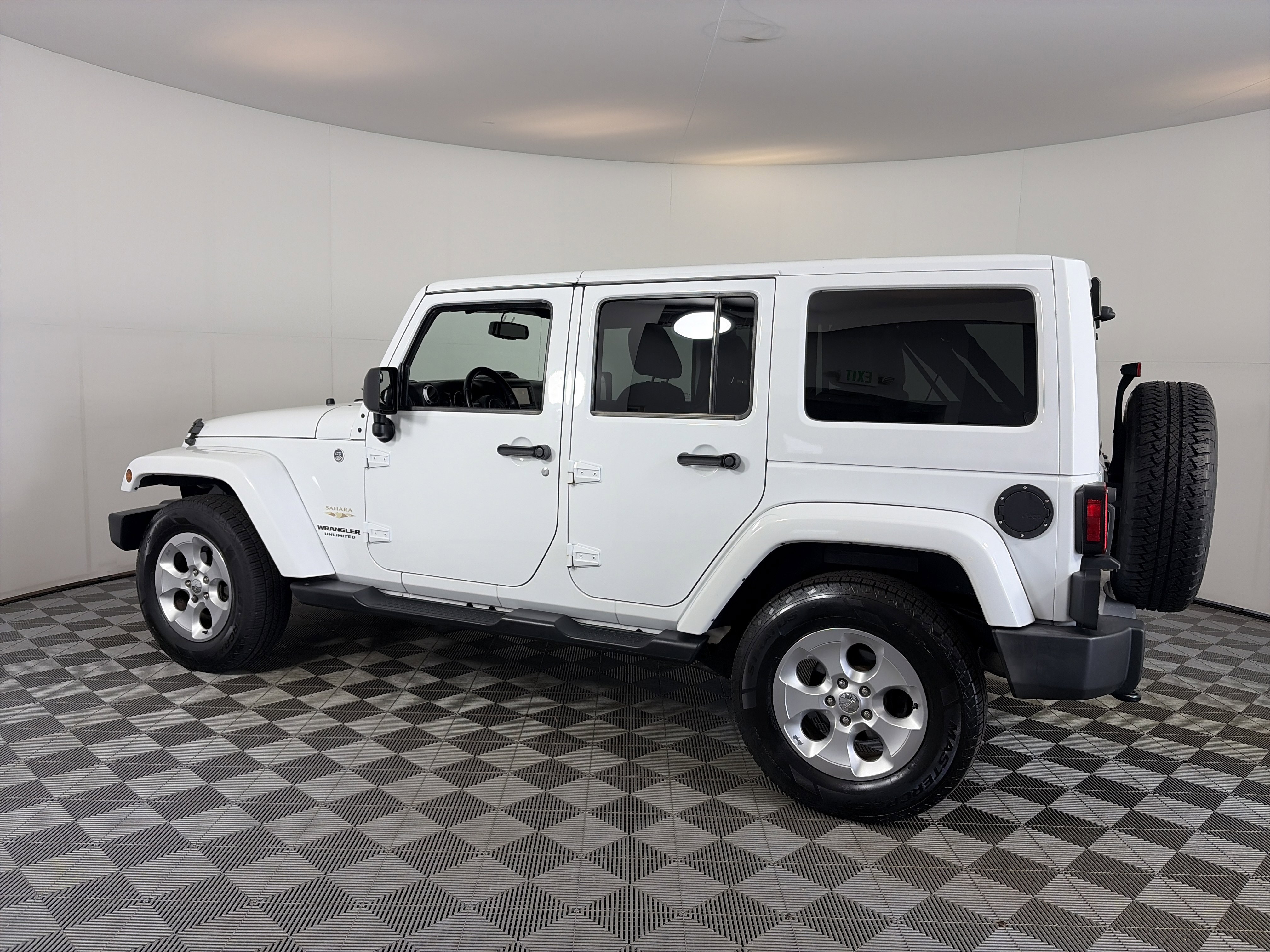 Used 2015 Jeep Wrangler Unlimited Sahara w/ Connectivity Group AWD/4WD image 8