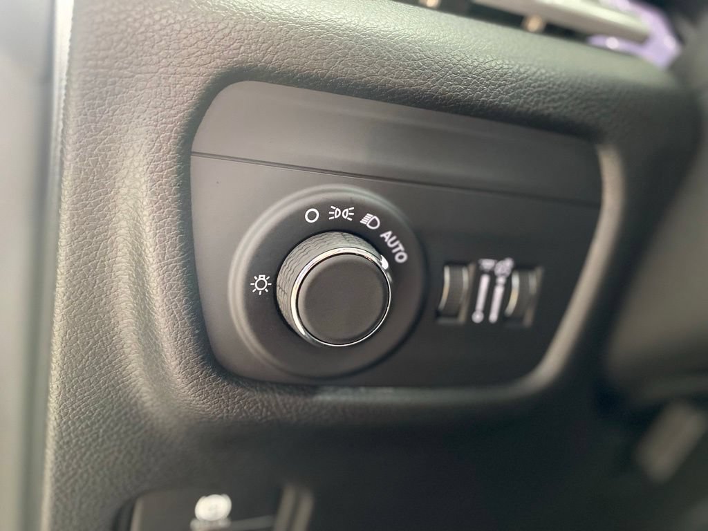 Used 2023 Jeep Grand Cherokee Laredo RWD image 17