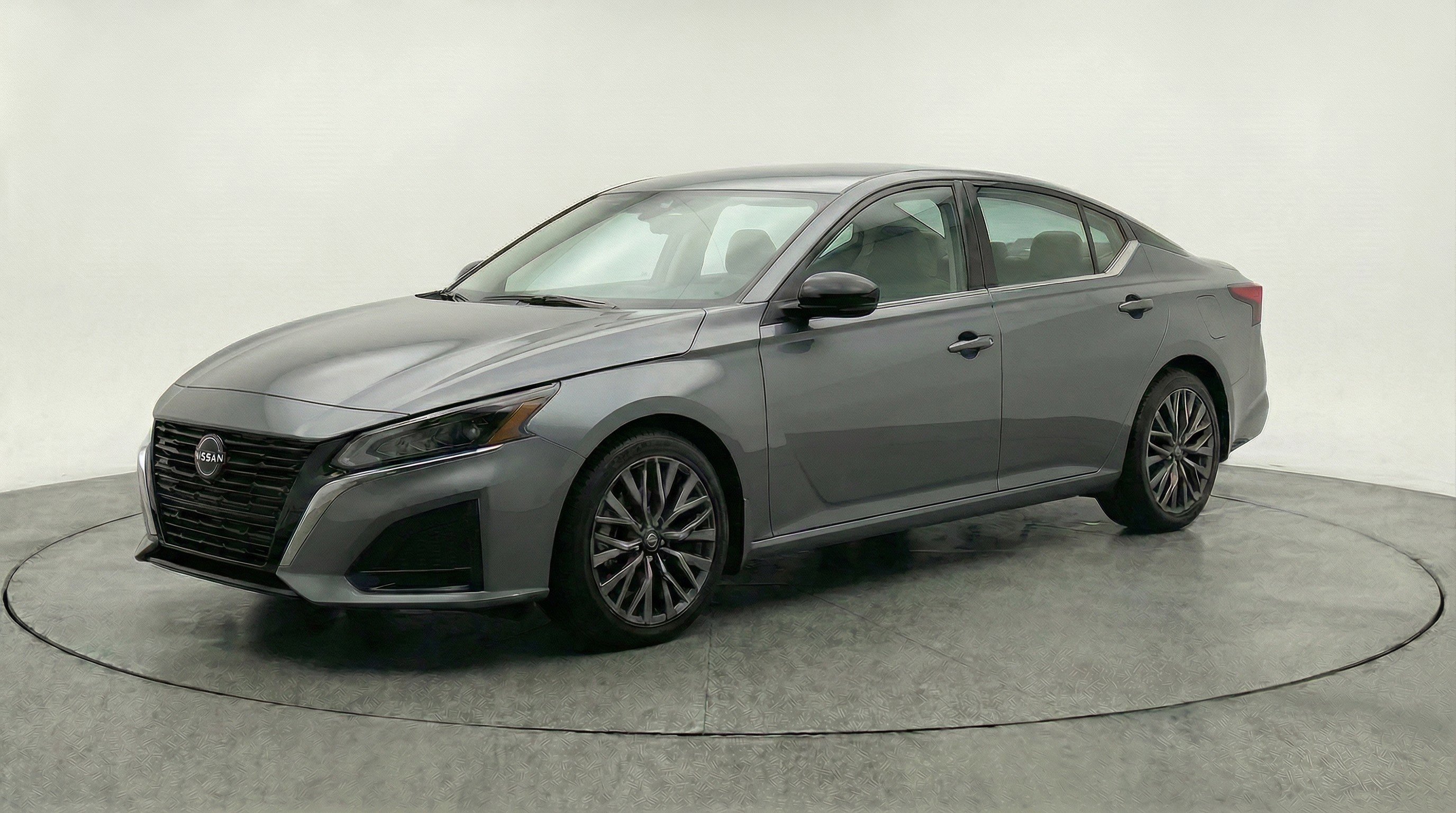 Used 2025 Nissan Altima 2.5 SV FWD image 3