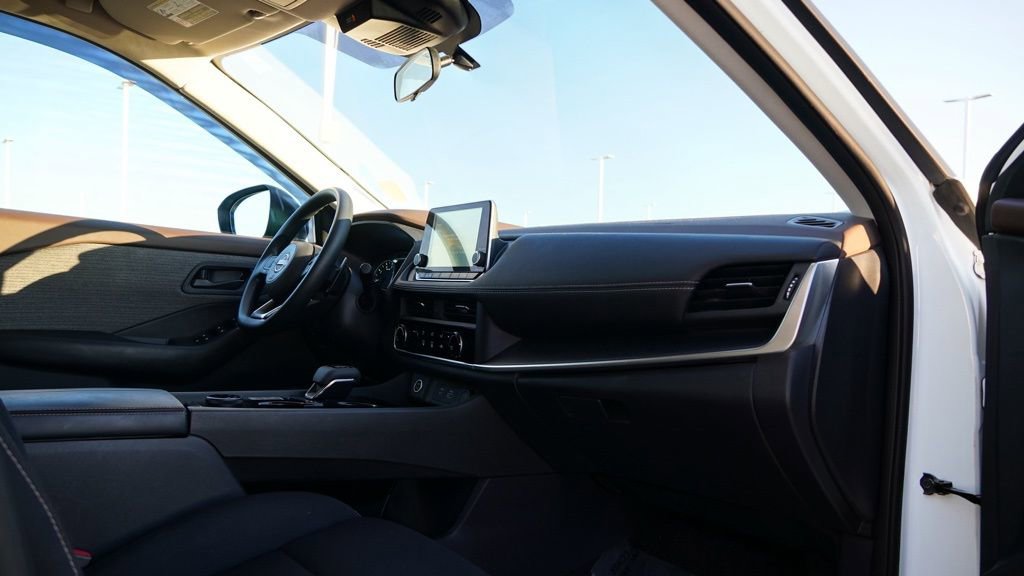 Used 2023 Nissan Rogue S image 21