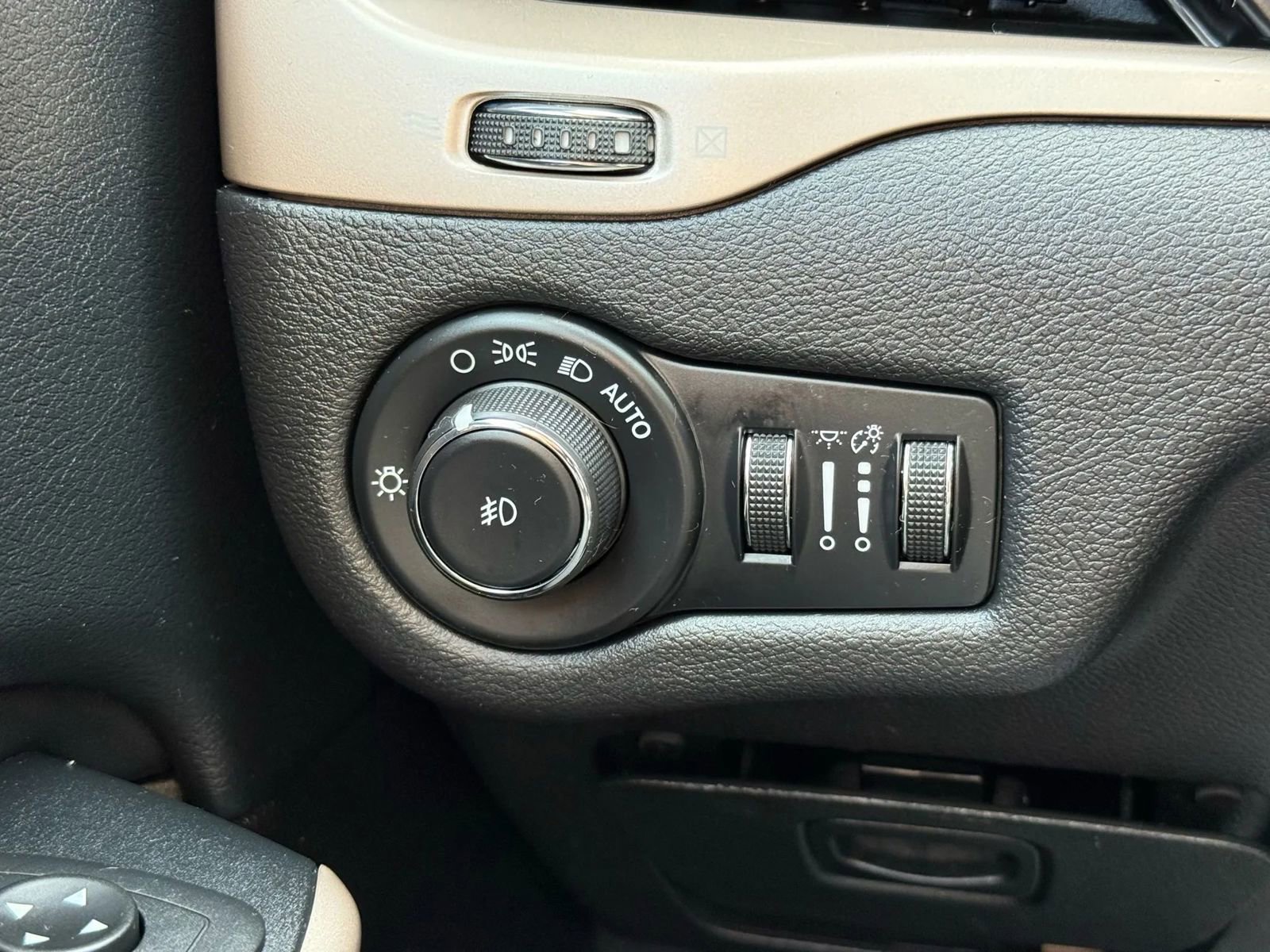 Used 2017 Jeep Cherokee Latitude w/ True North Edition image 24