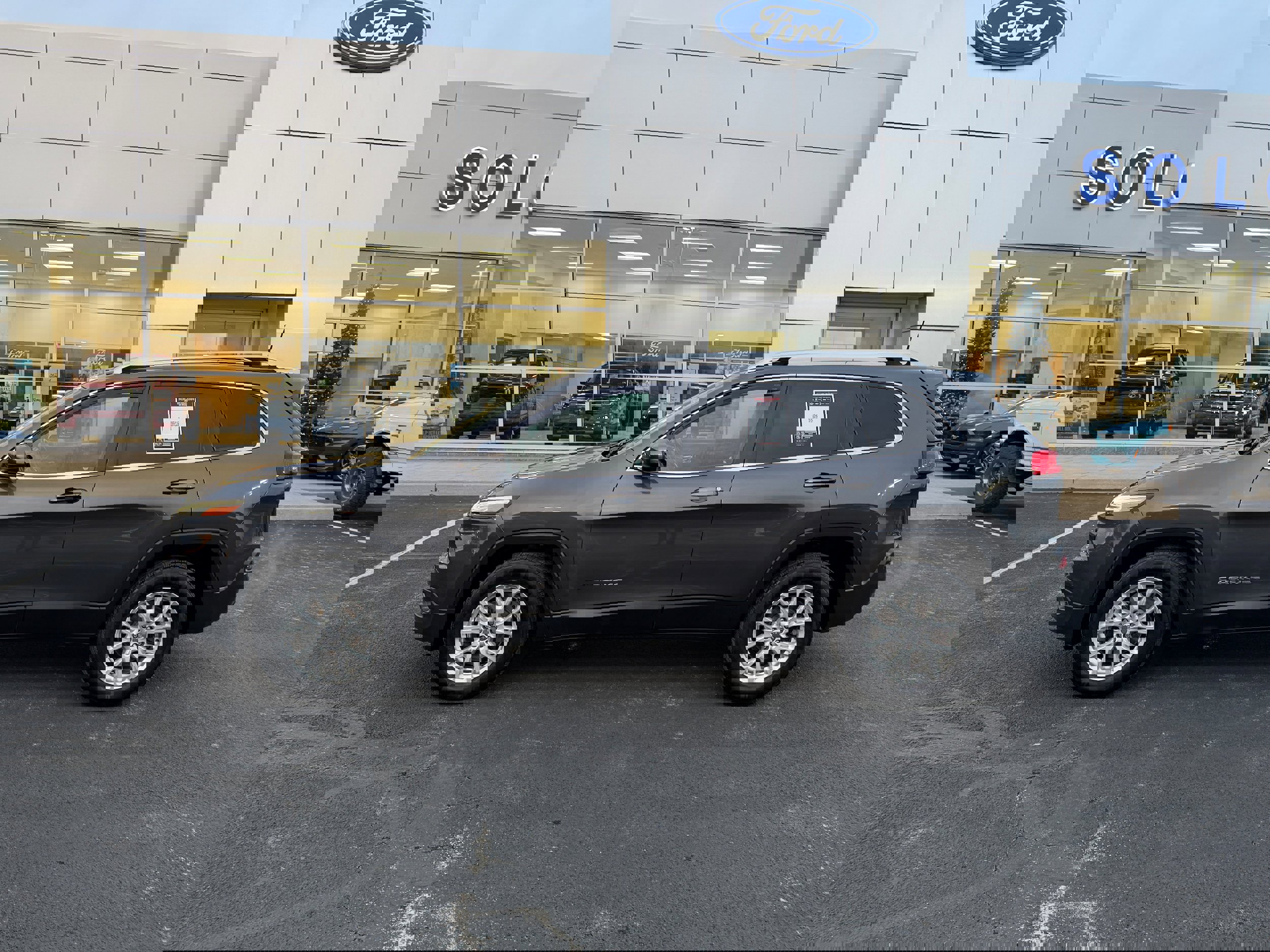 Used 2015 Jeep Cherokee Latitude w/ Cold Weather Group image 9