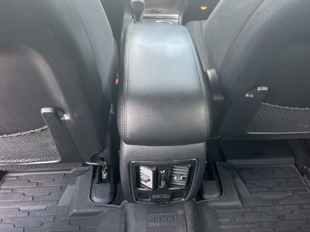 Used 2021 Jeep Grand Cherokee Laredo w/ Security & Convenience Group AWD/4WD image 17