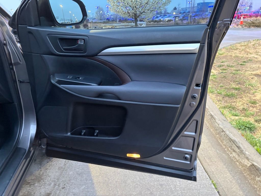 Used 2015 Toyota Highlander LE image 21
