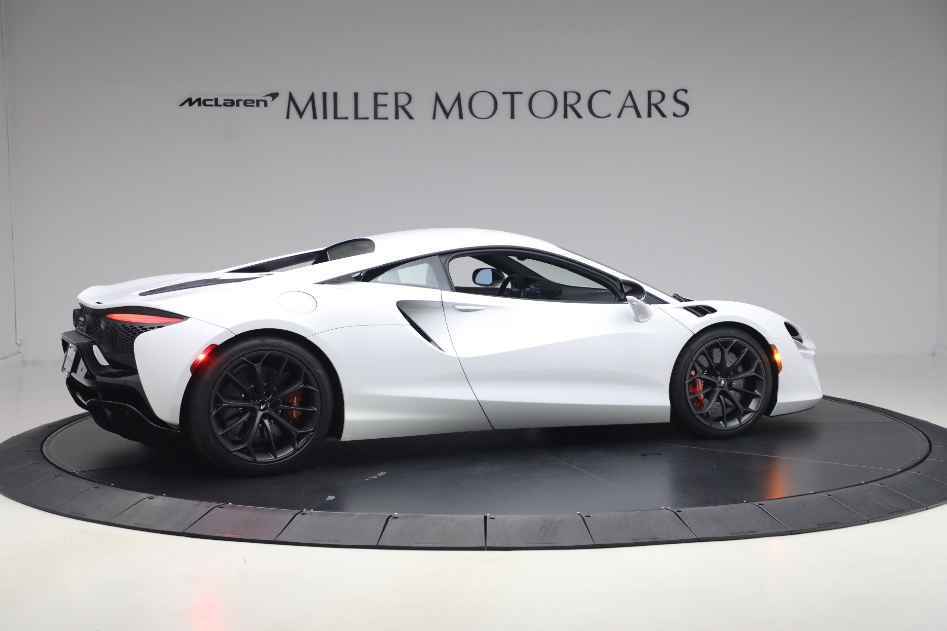 Used 2023 McLaren Artura RWD image 8
