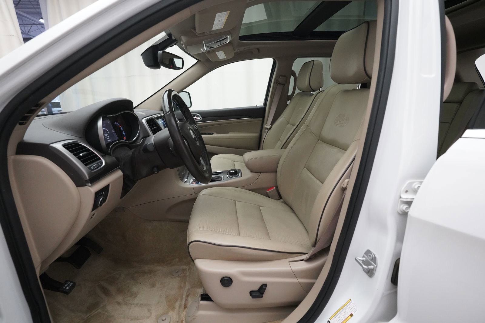 Used 2018 Jeep Grand Cherokee Overland AWD/4WD image 7