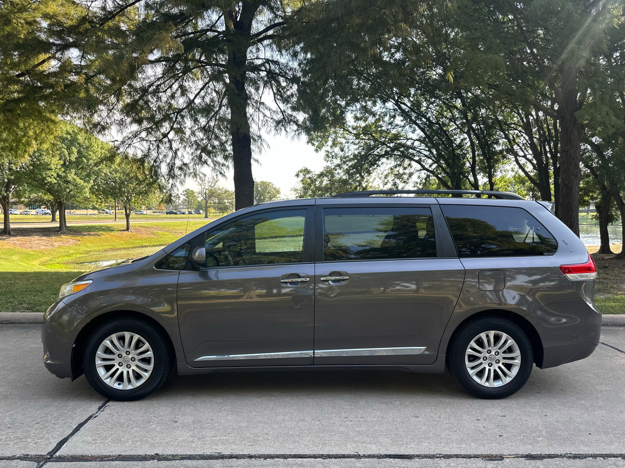 Used 2013 Toyota Sienna XLE image 3