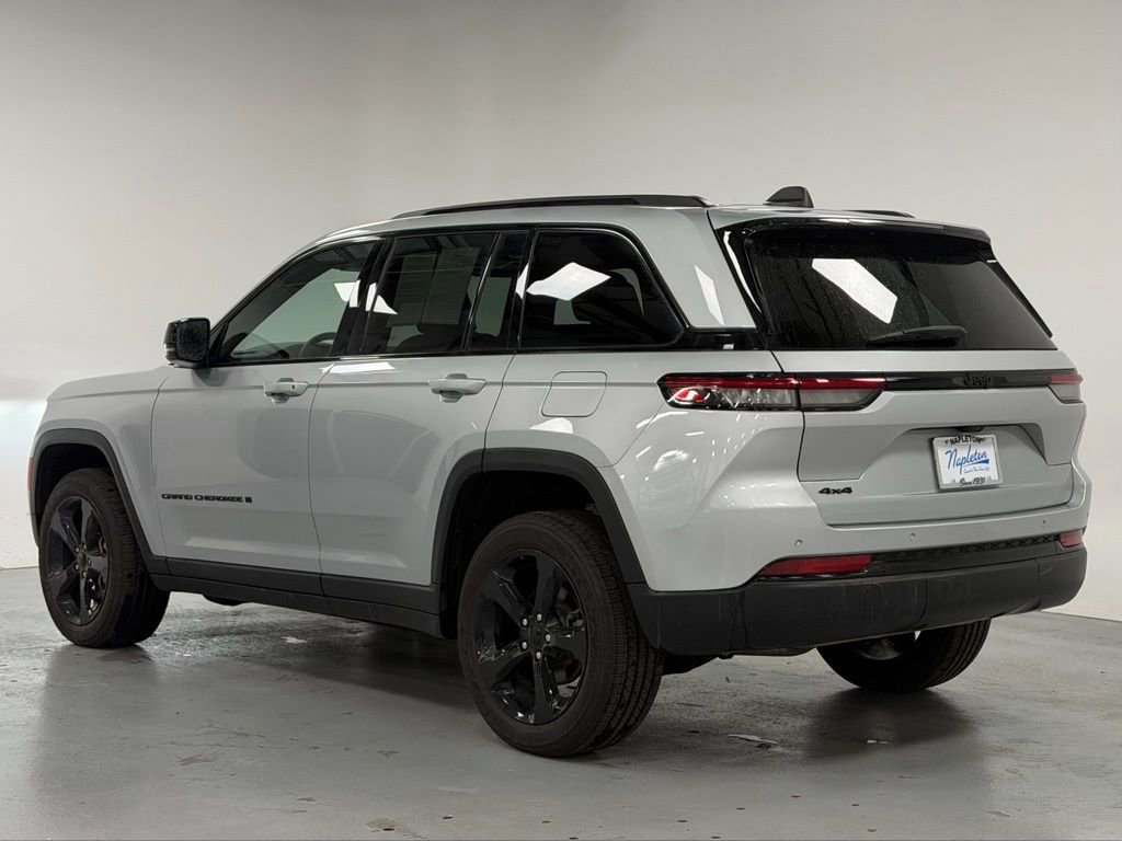Used 2023 Jeep Grand Cherokee Altitude image 3