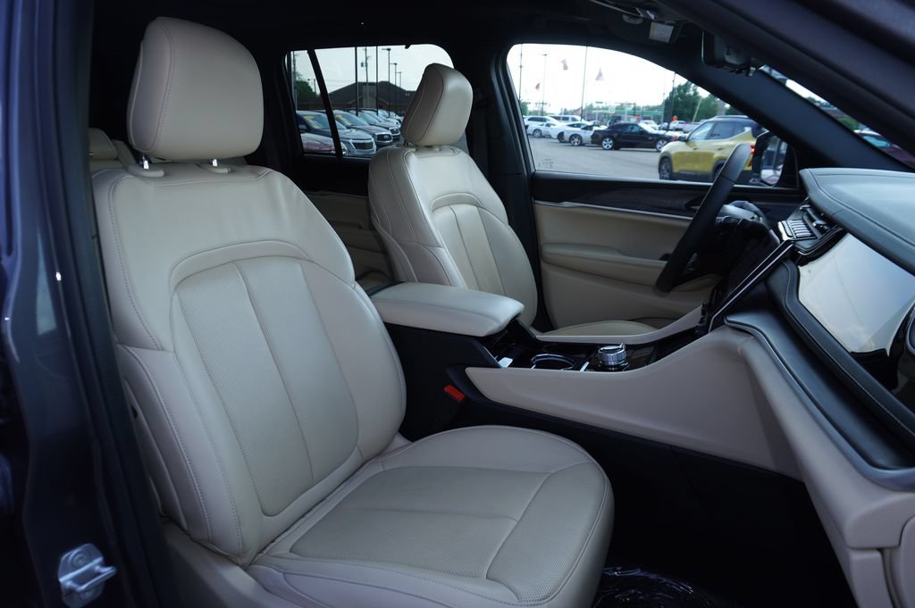 Used 2022 Jeep Grand Cherokee Limited 4xe w/ Luxury Tech Group II AWD/4WD image 31