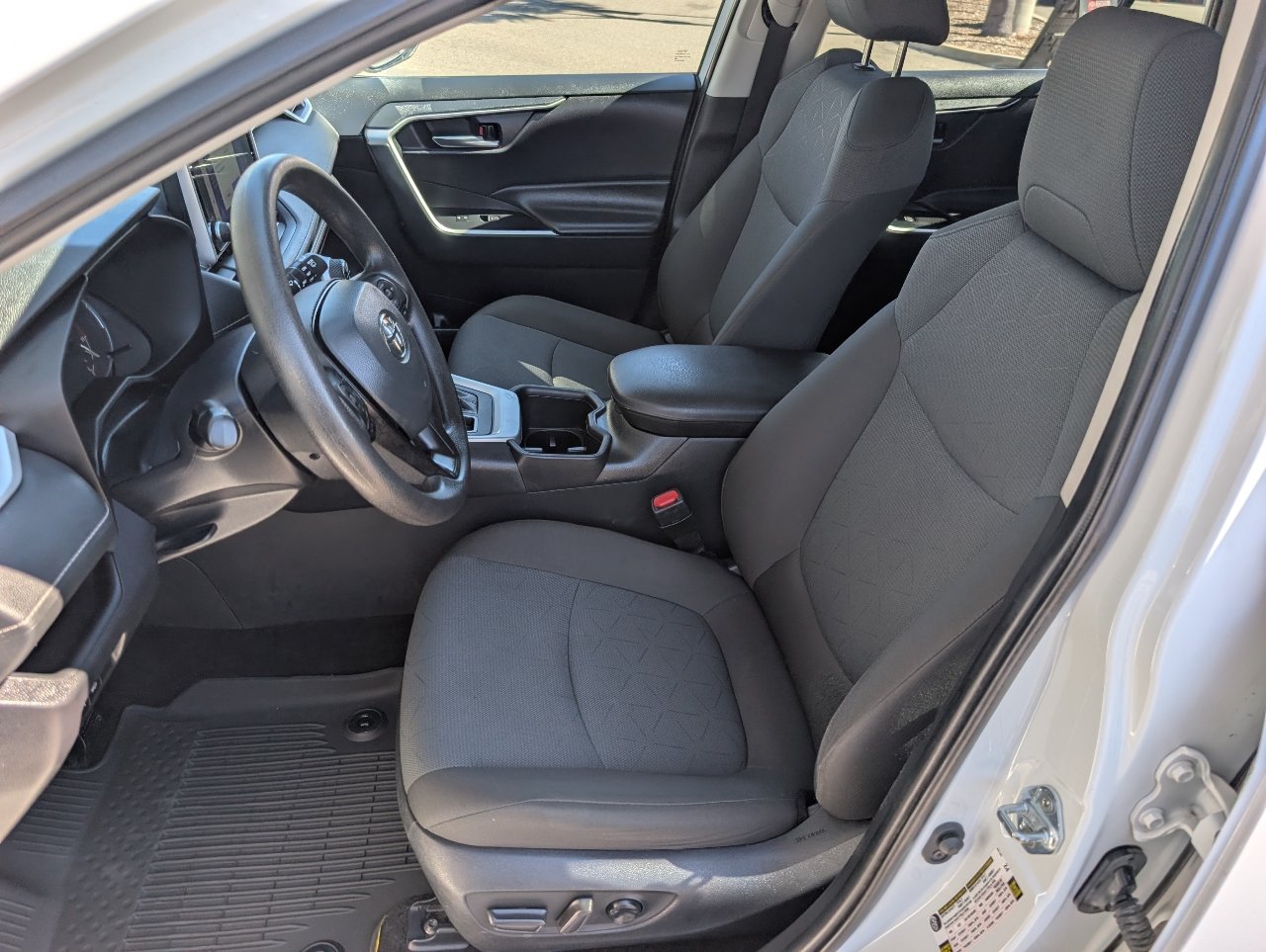 Used 2025 Toyota RAV4 XLE FWD image 2