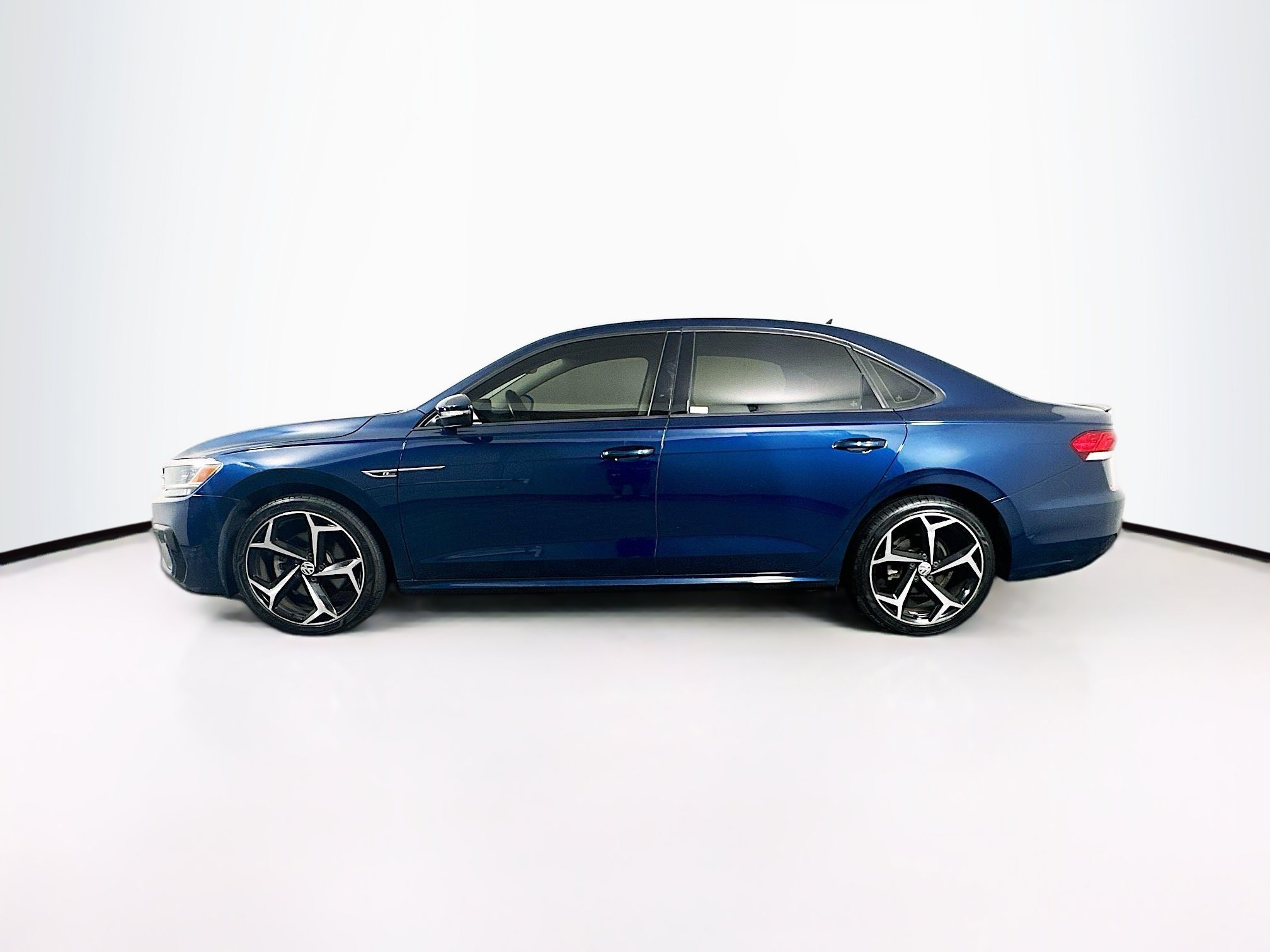 Used 2020 Volkswagen Passat 2.0T R-Line FWD image 4