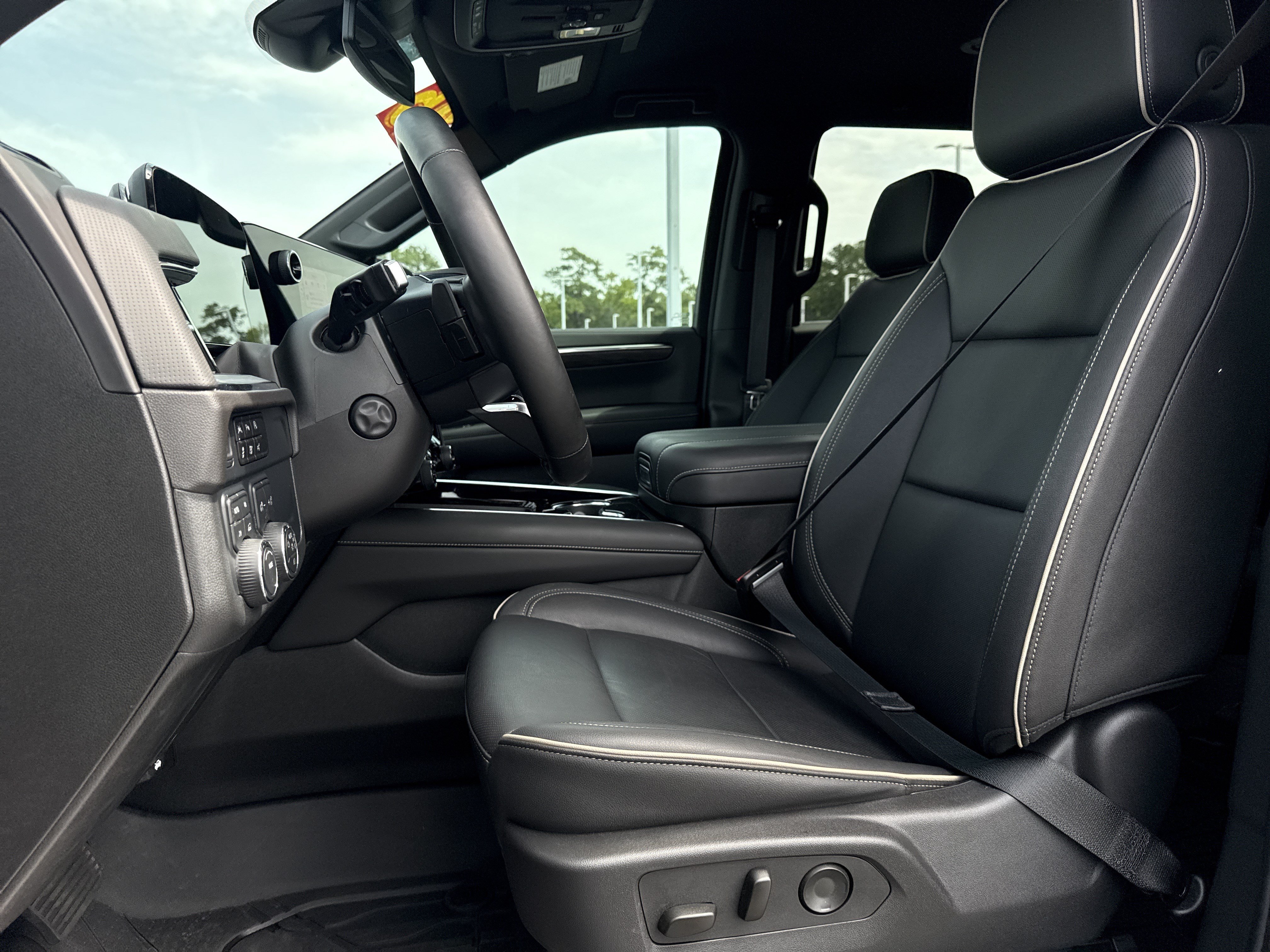 Used 2025 Chevrolet Tahoe Premier AWD/4WD image 16