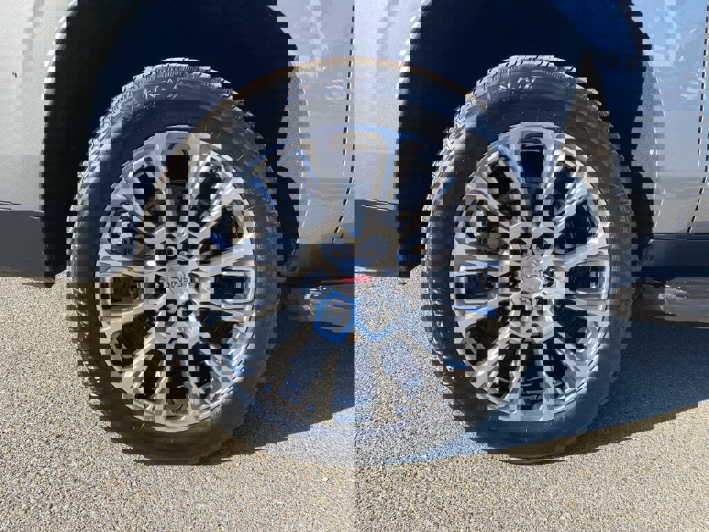 Used 2025 GMC Yukon XL Denali image 5