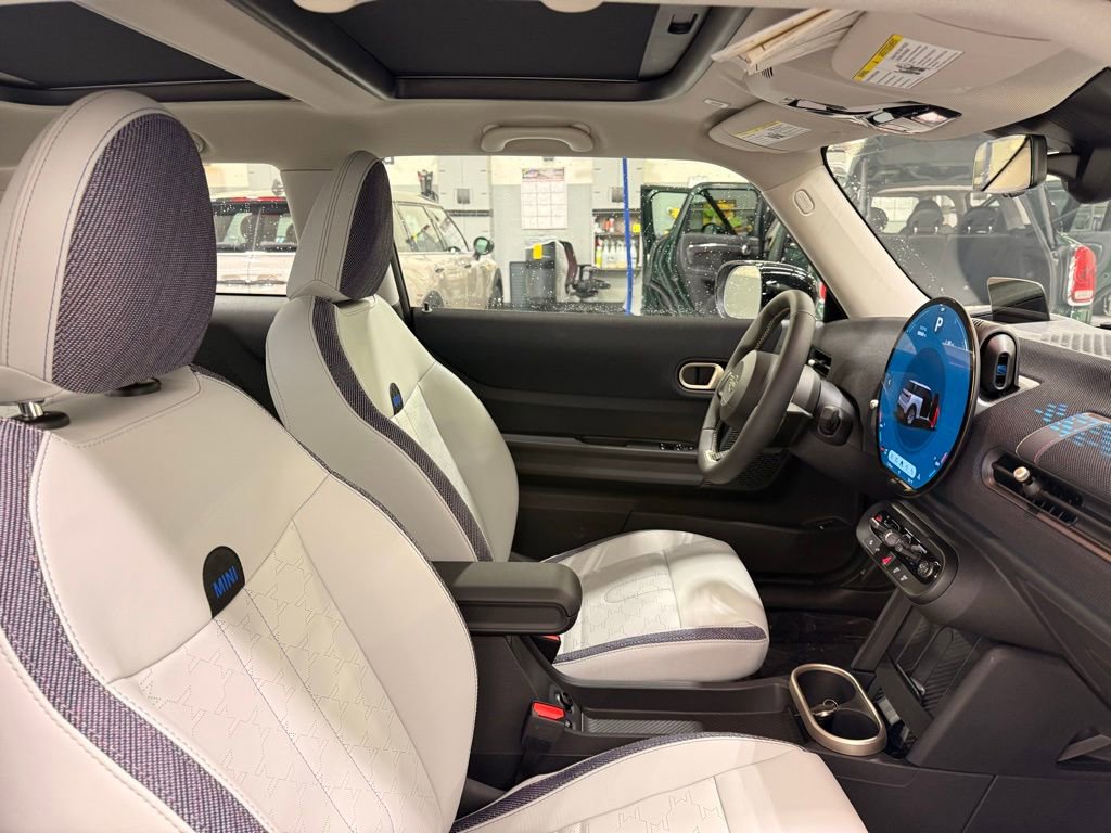 Used 2025 MINI Cooper 2-Door Hardtop image 23