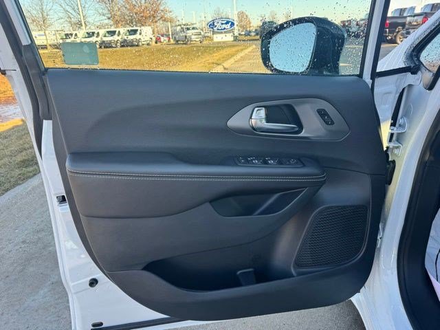 New 2026 Chrysler Pacifica Select image 8