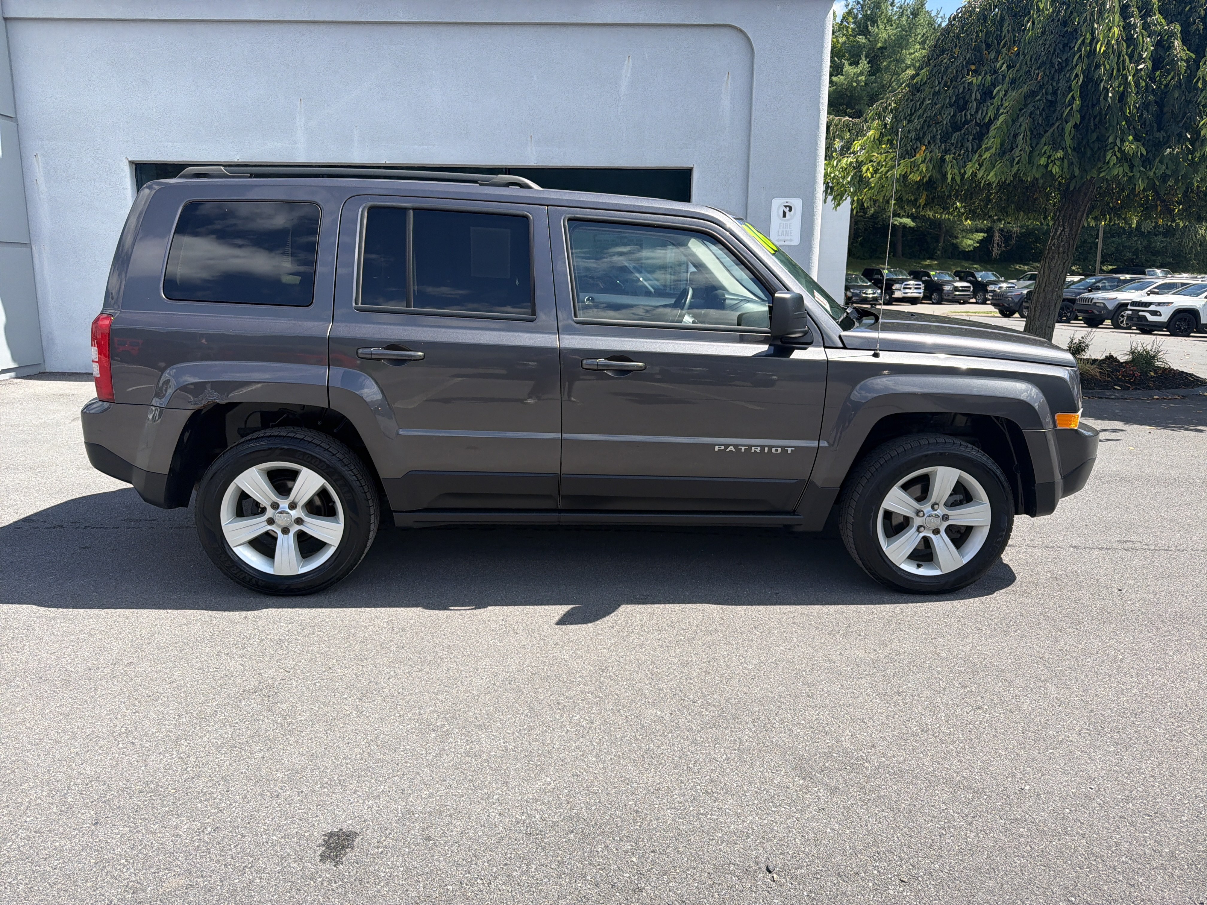 Used 2016 Jeep Patriot Latitude AWD/4WD image 2