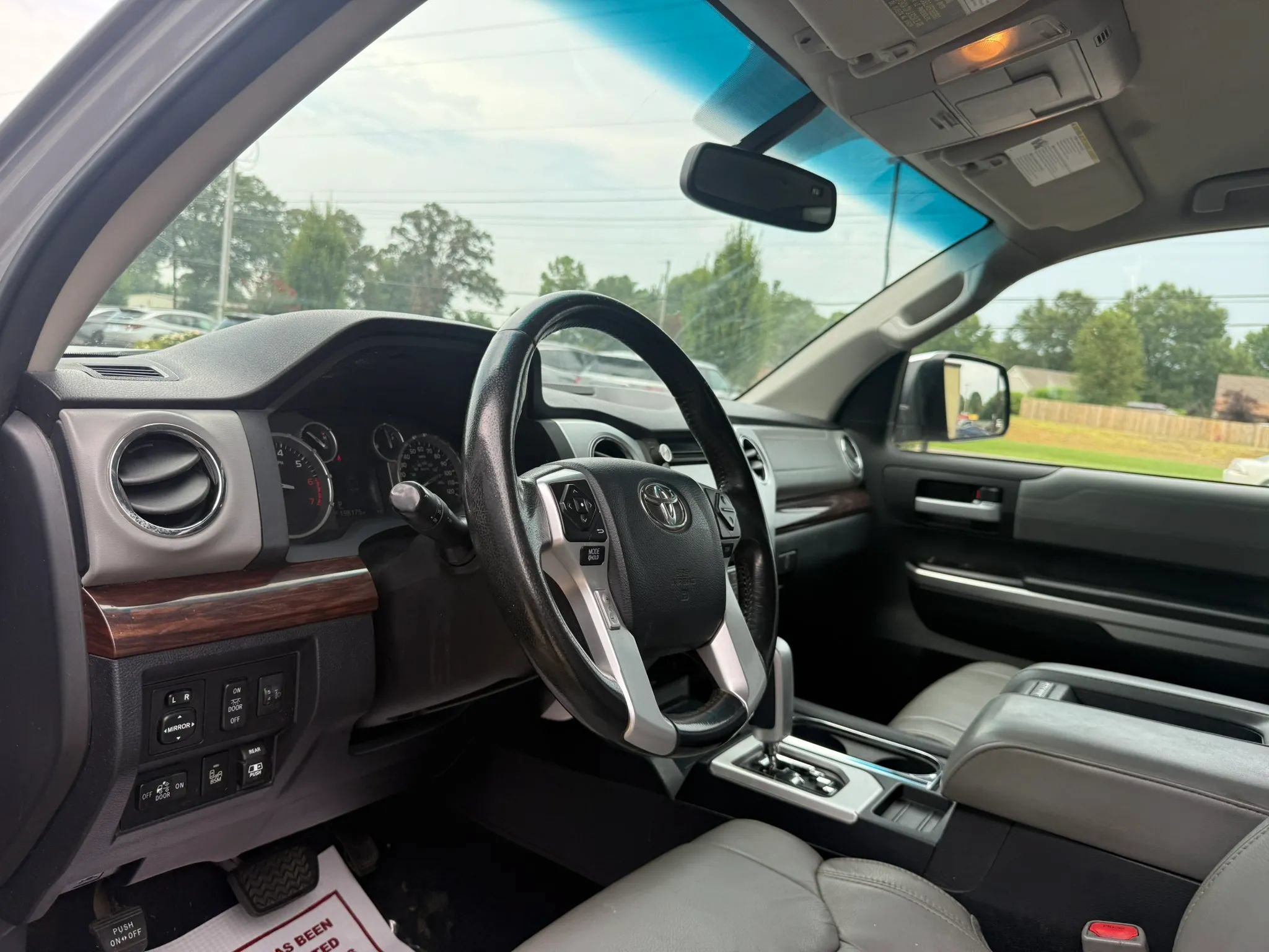 Used 2017 Toyota Tundra Limited w/ Limited Premium Package AWD/4WD image 9