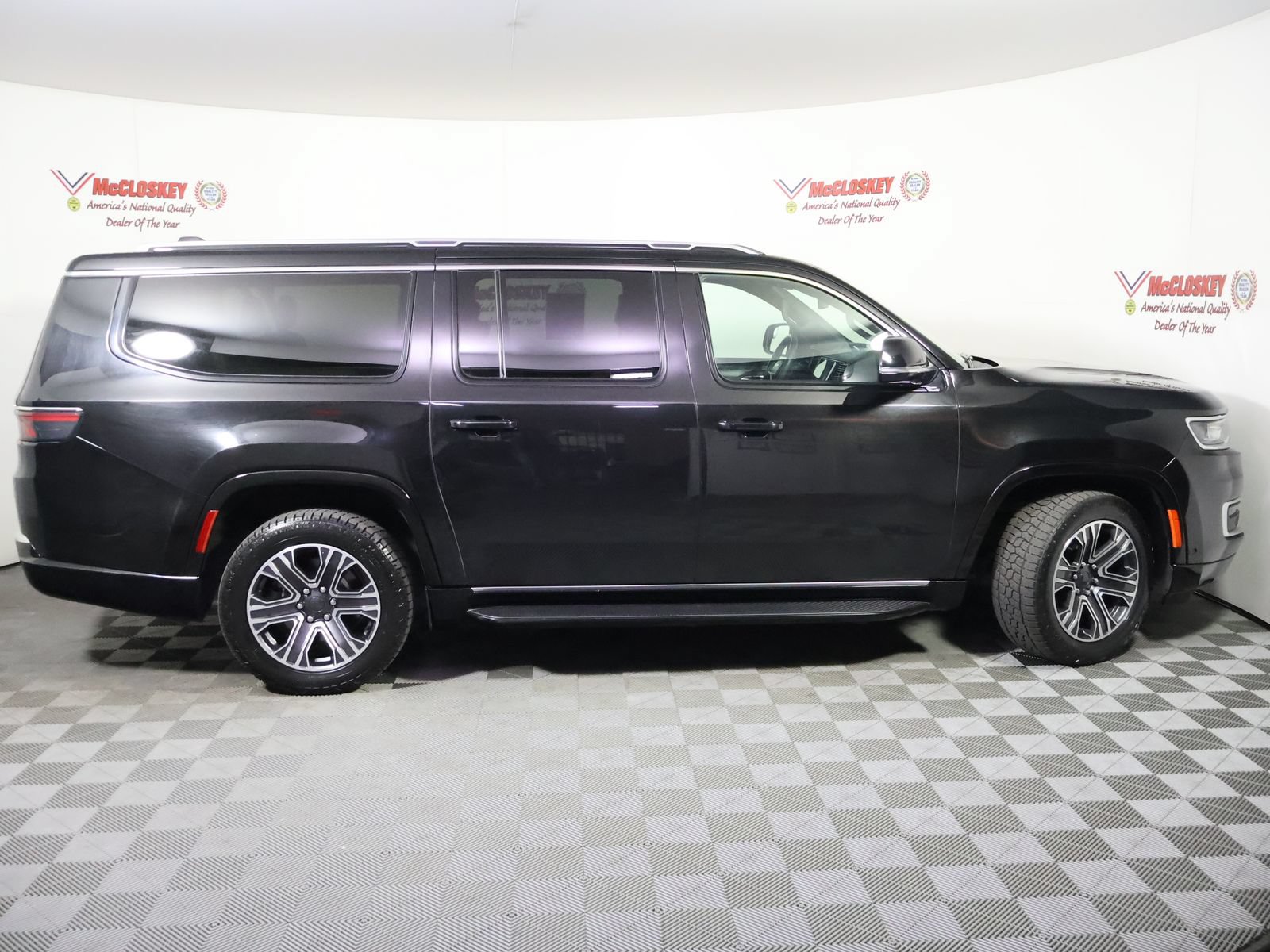 Used 2023 Jeep Wagoneer L Series II AWD/4WD image 3